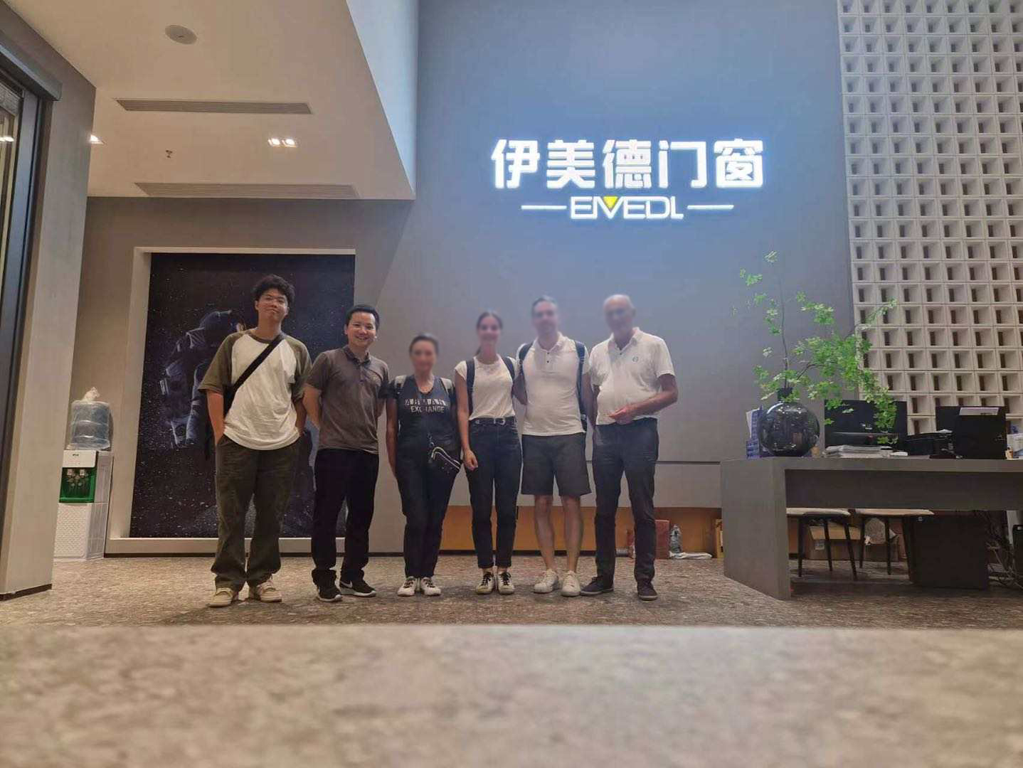 Welcome customers to visit EMD stores
